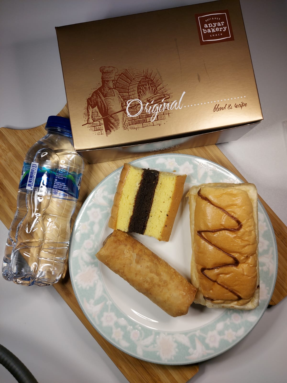 Snack Box Isi 3 + Air Mineral Botol 330 ml
