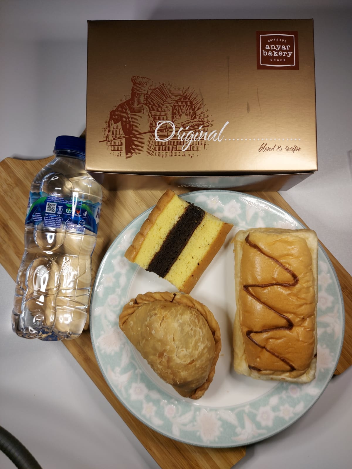 Snack Box Isi 3 + Air Mineral Botol 330 ml