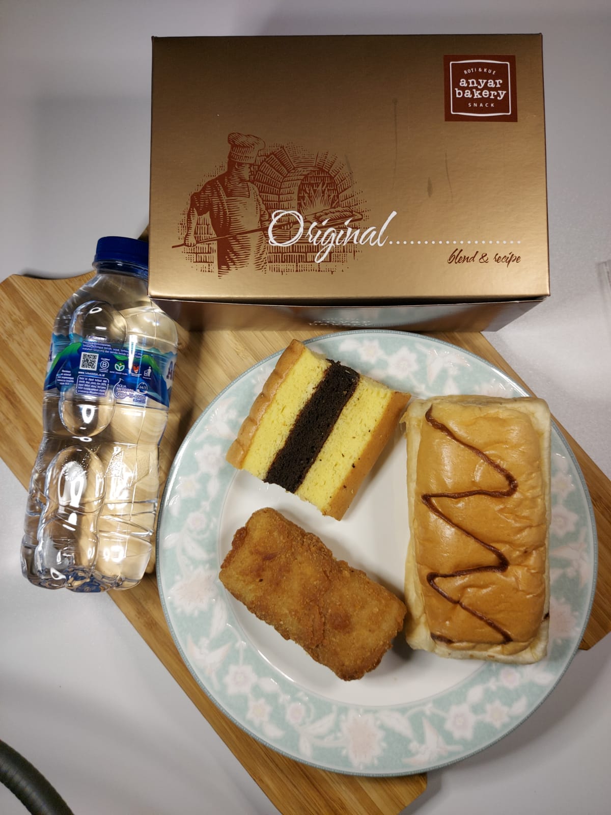 Snack Box Isi 3 + Air Mineral Botol 330 ml