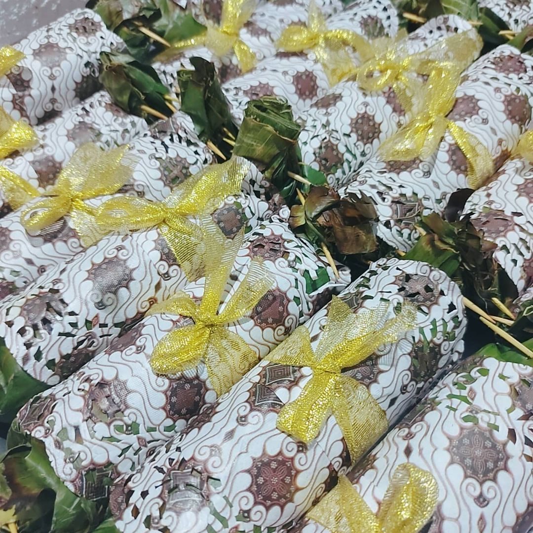 Nasi bakar berbusana Batik