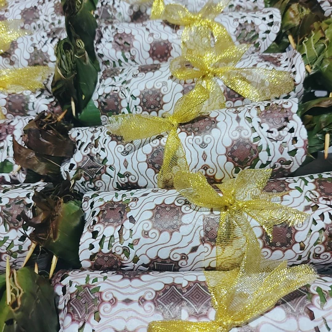 Nasi bakar berbusana Batik