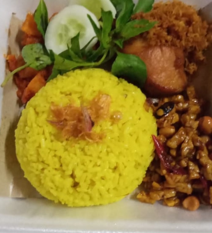 PAKET NASI KUNING AYAM SERUNDENG