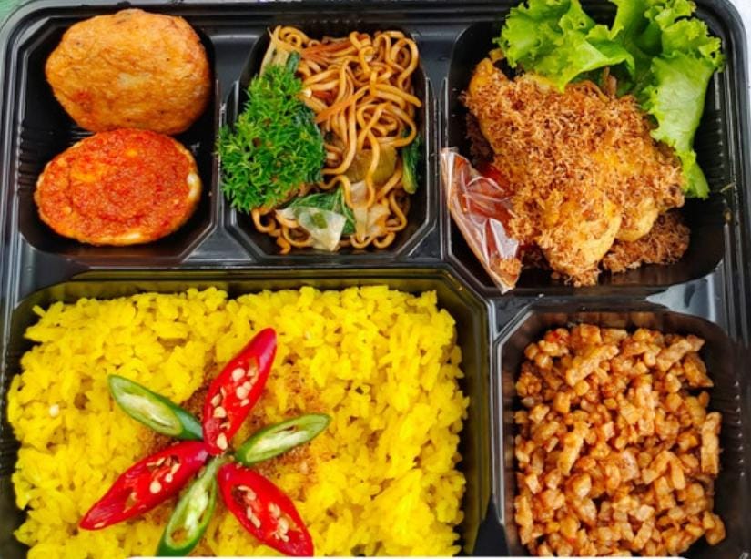 Paket nasi kuning