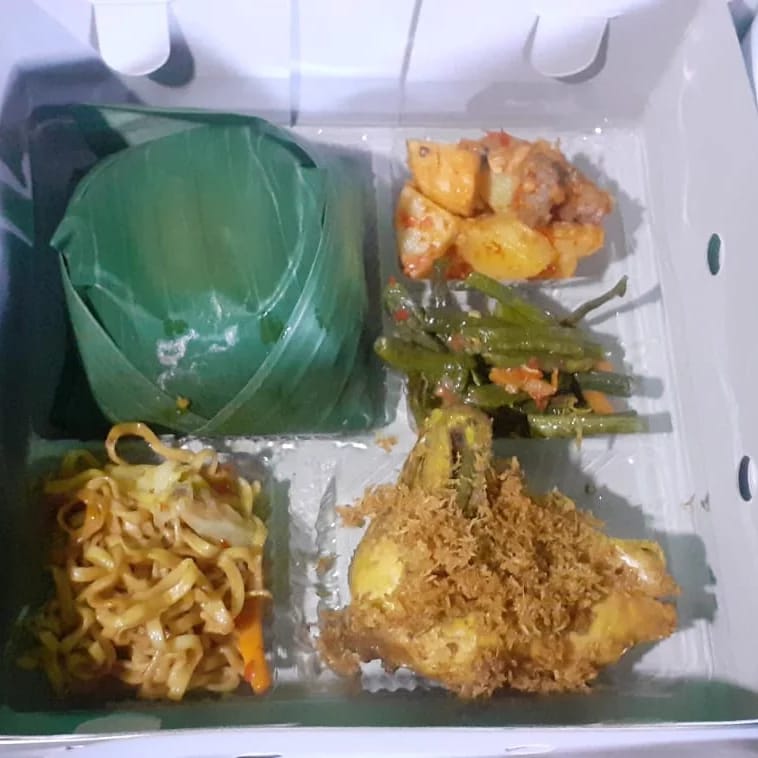 Ayam Serundeng, Kentang Balado, Mie, Tumis Buncis