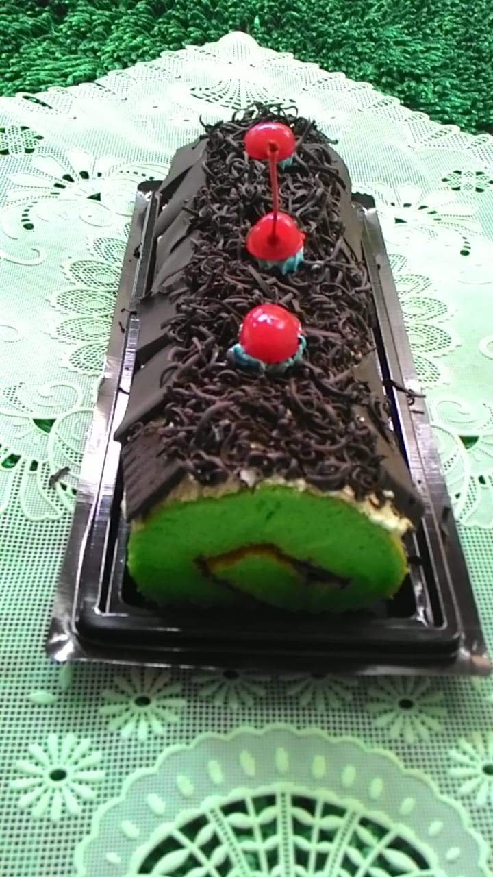Roll Cake Pandan Topping  Coklat Rp. 50,000,-   (Max Order 6 Pc)