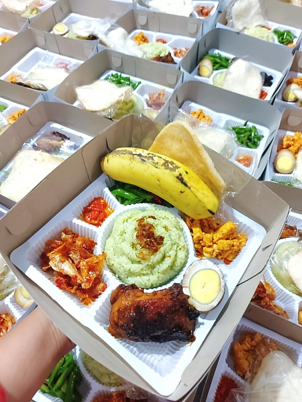 Paket Nasi Hijau Pandan isi Ayam bakar bumbu rujak - Ikan asin balado - Tempe orek - Buncis - Sambal - Telor pindang - Kerupuk - Buah - Puding - Aqua