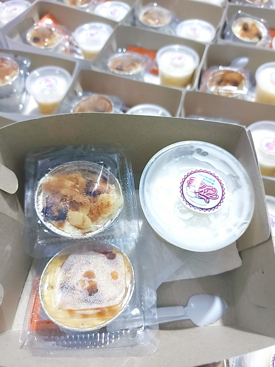 Snack Box isi Macaroni scotel - Klapertart - Singkong thailand- Aqua