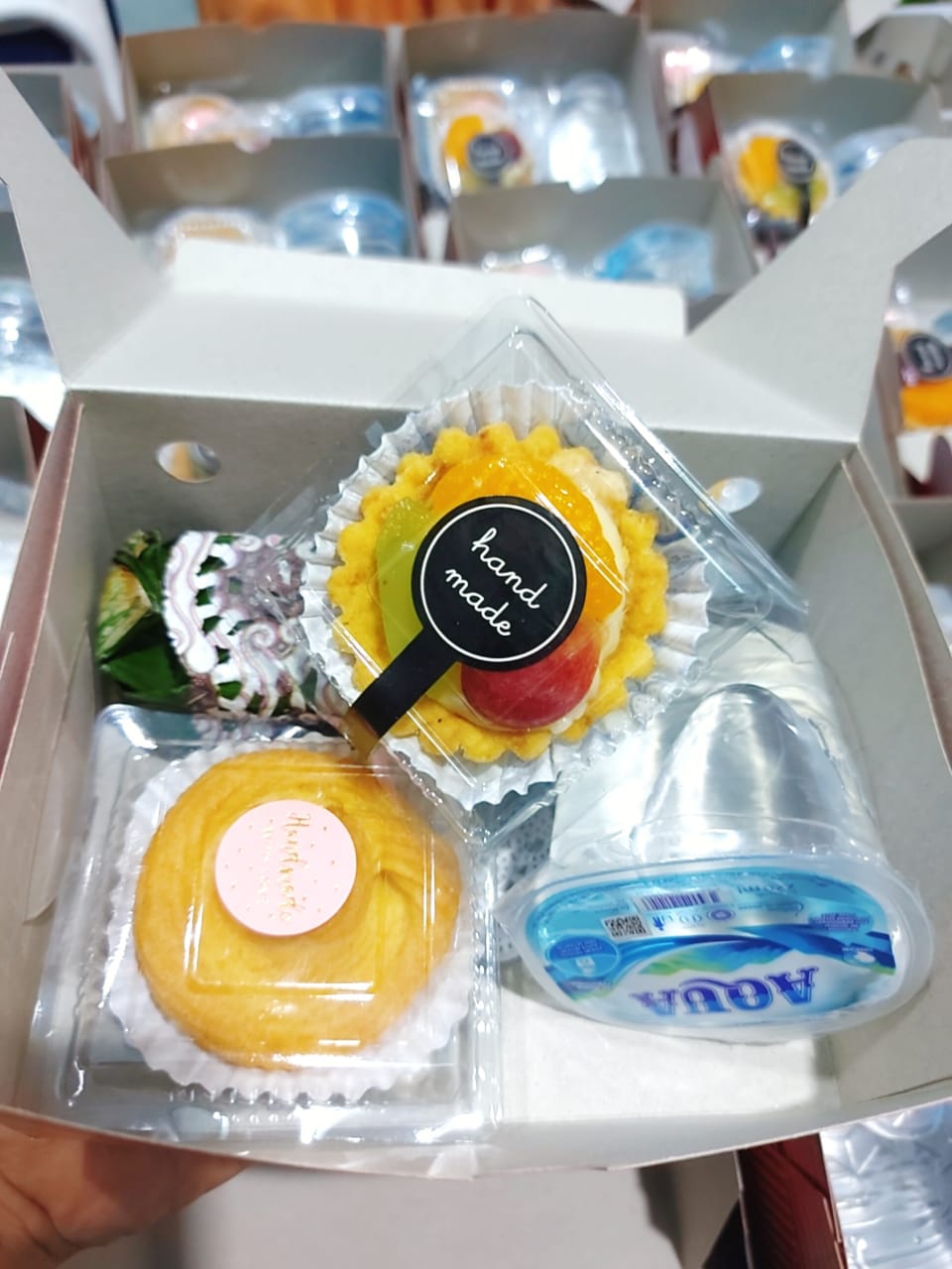 Snack Box isi Lemper Bakar - Soes vla - Pie buah- Air mineral