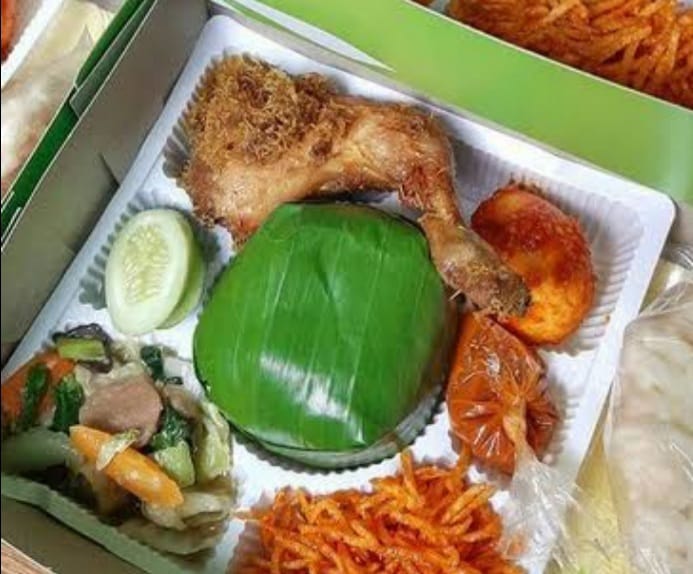 Nasi box ayam bumbu kelapa gurih