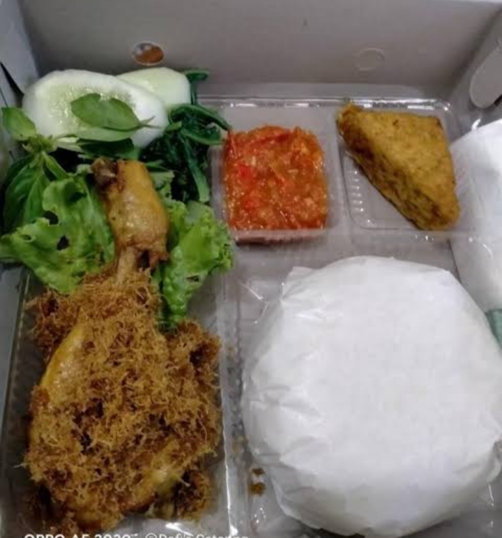 Nasi ayam goreng lengkuas