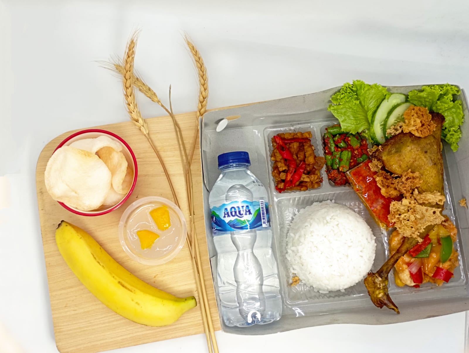 Paket 4. Nasi  Ayam Kremes - Nasi putih - Ayam goreng kalasaan + kremesan - Ikan asam manis - Buncis ati ampela - Tempe orek - Sambal + lalapan - Kerupuk - Puding - Pisang - Air mineral