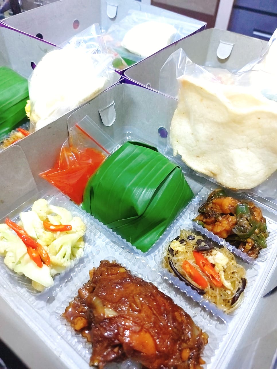 Paket Nasi Timbel Ayam Goreng Mentega - Tempe Cabe Hijau - Cah Kembang Kol - Pisang - Bihun Jamur Special - Sambal - Kerupuk - Puding - Aqua