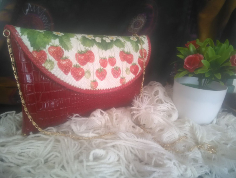 Clutch Bag : Red Strawberry
