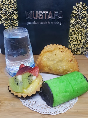 Snack Mustafa 34 ( Pie buah, pastel rendang, Banana choco roll)