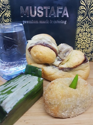 Snack mustafa 36 ( lemper bakar, roti red bean, kroket jamur )