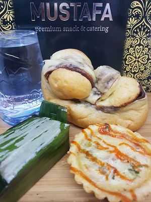 Snack mustafa 38 ( lemper bakar, roti red bean, quiche loraine)