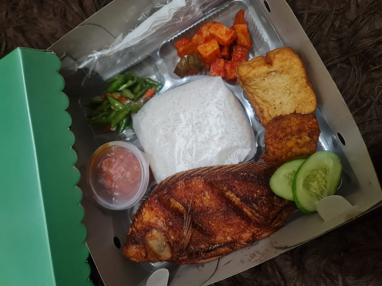 Nasi box ikan nila goreng