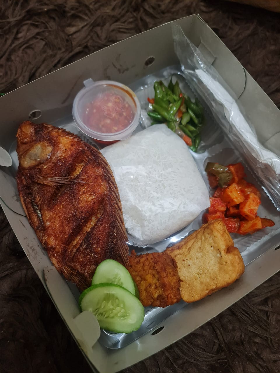 Nasi box ikan nila goreng