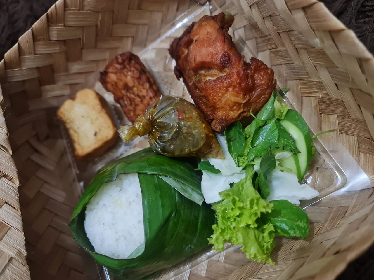 Nasi box anyaman ayam goreng