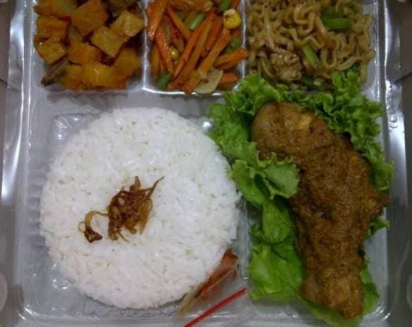 NASI AYAM GORENG GURIH DAN LAUK PAUK LIMPAH RUAH