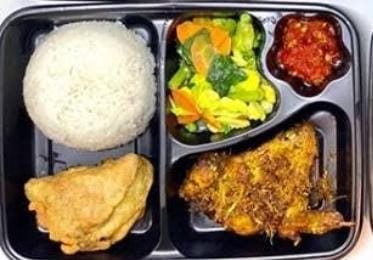 NASI AYAM SERUNDENG LIMPAH RUAH LAUK PAUK