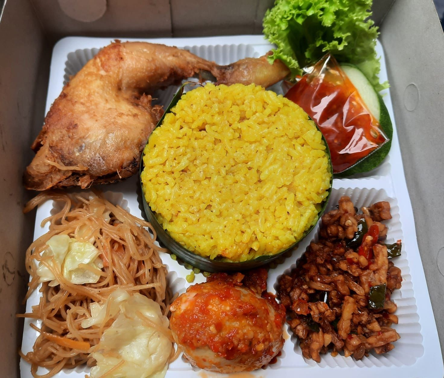 NASI KUNING SPESIAL AYAM GORENG DAN LAUK PAUK MELIMPAH