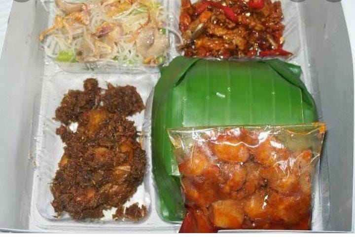 NASI BOX SPECIAL AYAM RENDANG DAN BERBAGAI LAUK PAUK