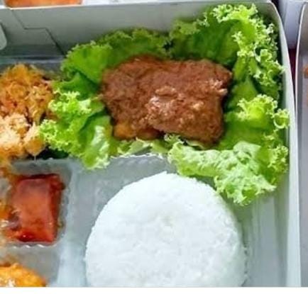 NASI RENDANG DENGAN BANYAKNYA LAUK PAUK NAN ENAK DAN GURIH