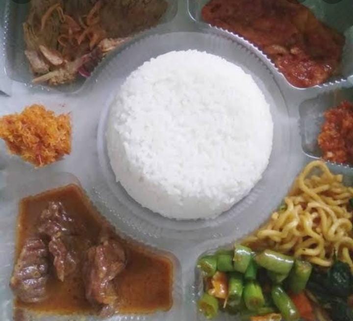 NASI PAKET LENGKAP RENDANG DENGAN BERBAGAI MACAM LAUK PAUK