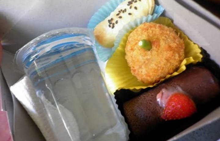 PAKET SNACK BOX KUE MANIS DAN GURIH