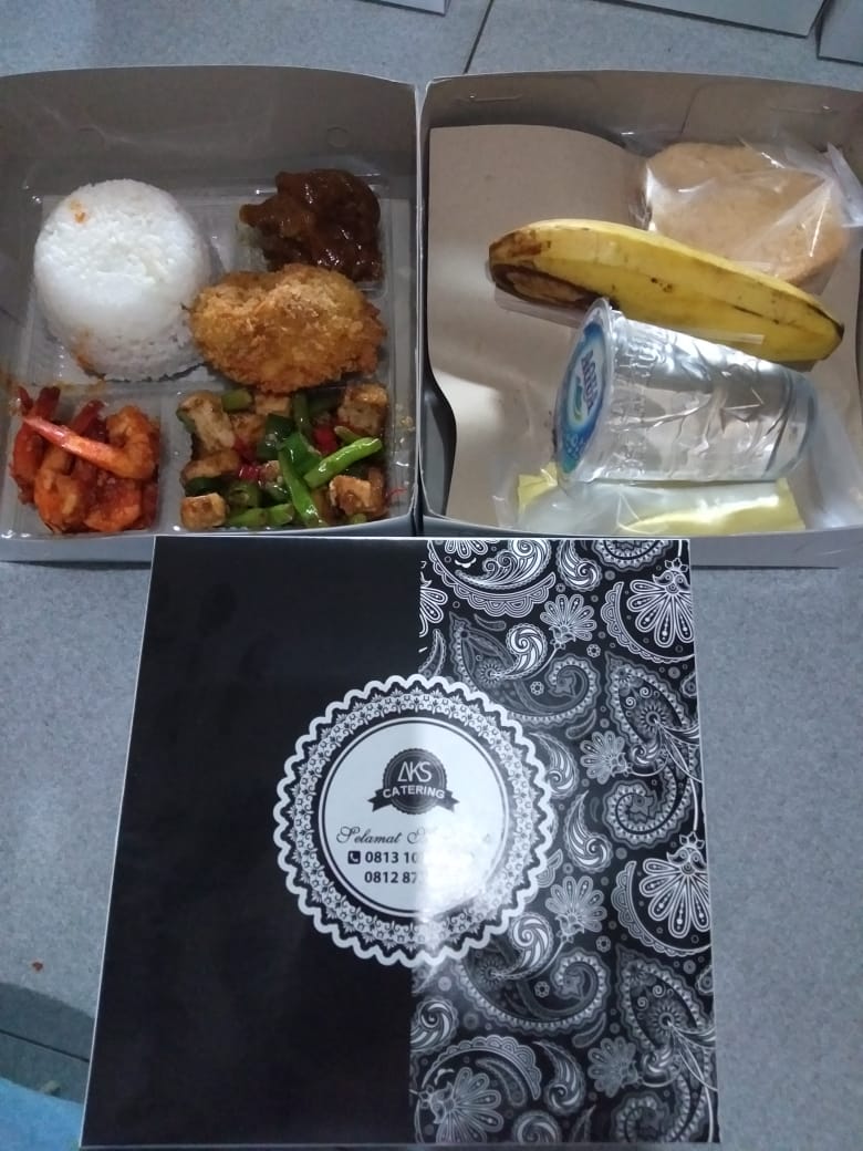 AKS Nasi, udang balado, semur daging, tagu goreng, sayur buncis dan  tahu, buah pisang, krupuk dan air