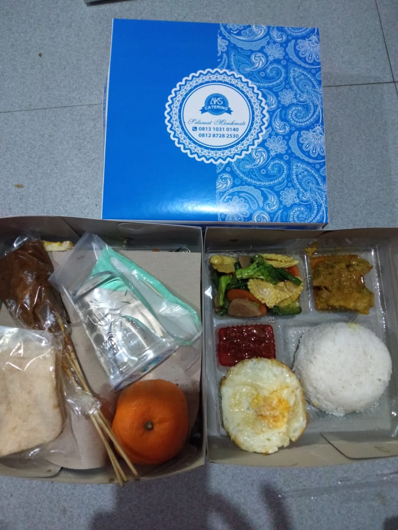 AKS Nasi, sate ayam, telur ceplok, ikan bumbu kuning, buah jeruk, krupuk dan air mineral