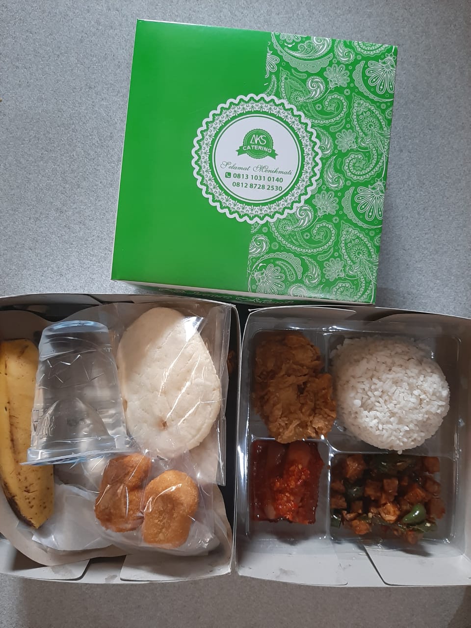 AKS Nasi, ayam goreng crispy, sosis ayam.balado, 2pcs naget, buah, krup dan air