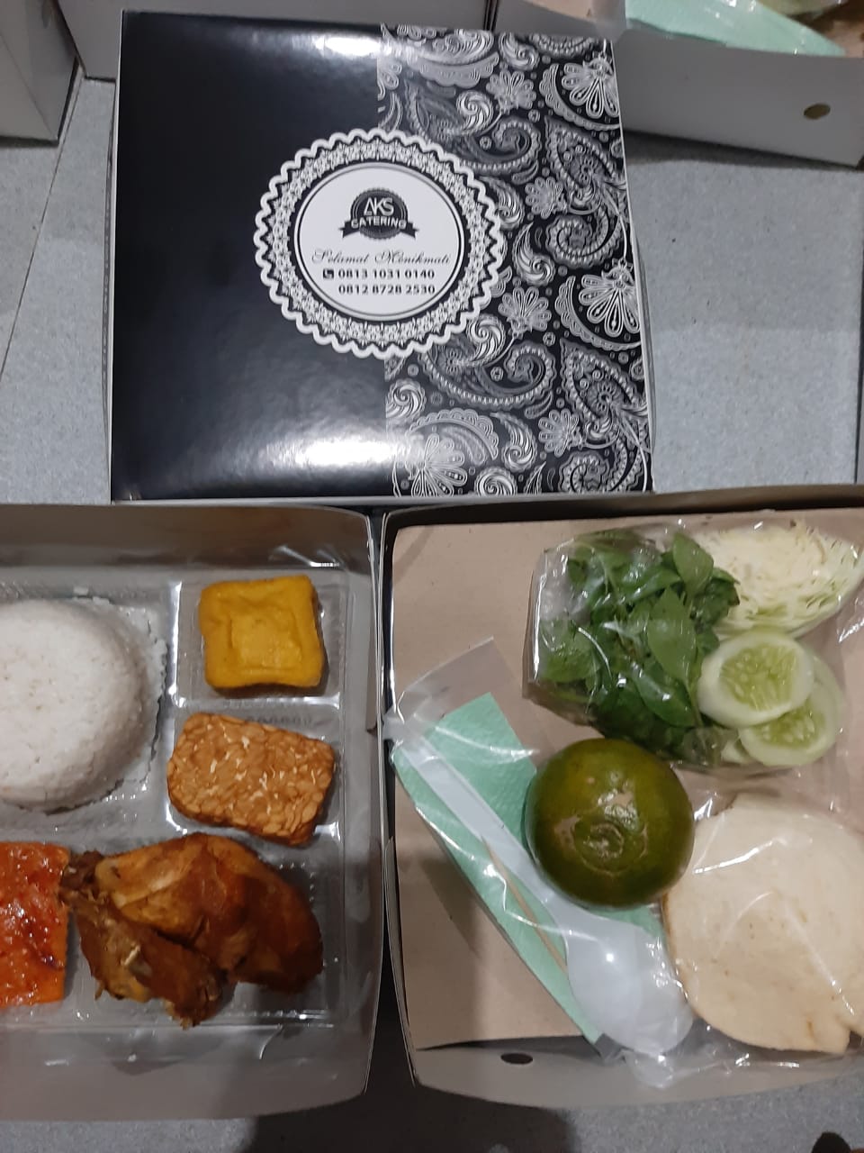 AKS Nasi, ayam goreng/bakar, tahu goreng, tempe goreng, lalapan, sambel geprek, buah jeruk, krupuk , dan air