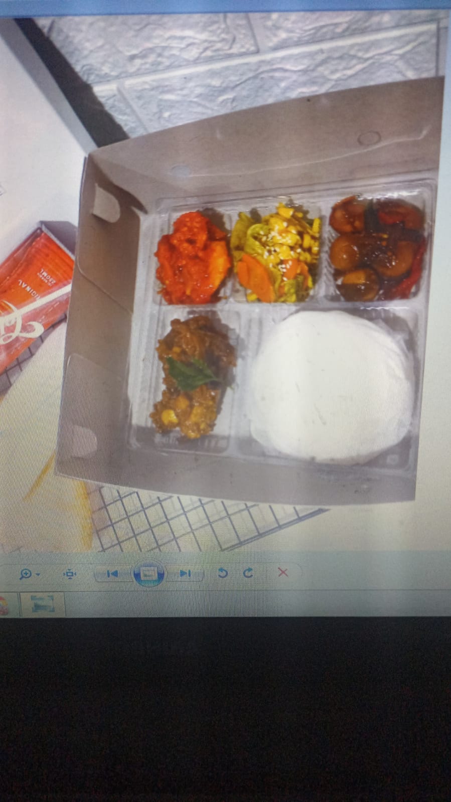 Nasi box Ayam bumbu Rujak lengkap