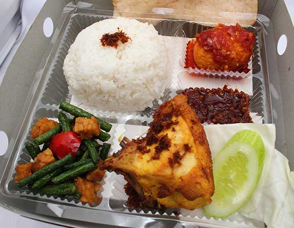 Paket A Lunch Box Nasi Ulam+ Buah
