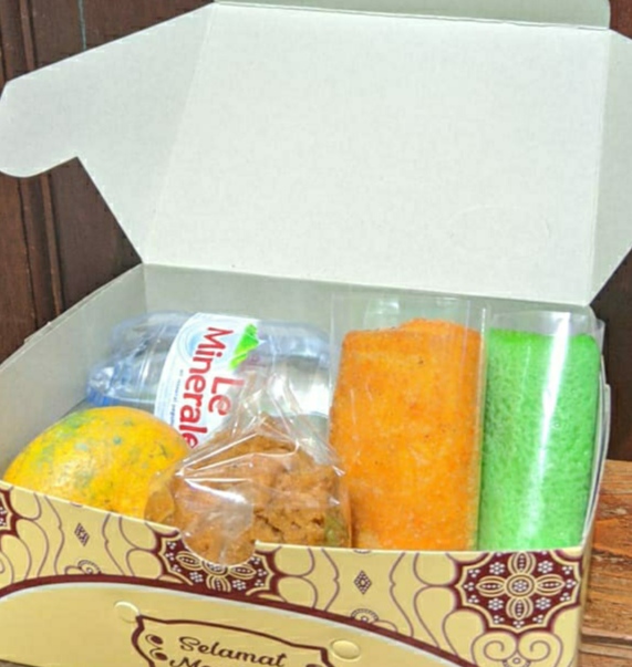 Snack Box 1 Deris Cake