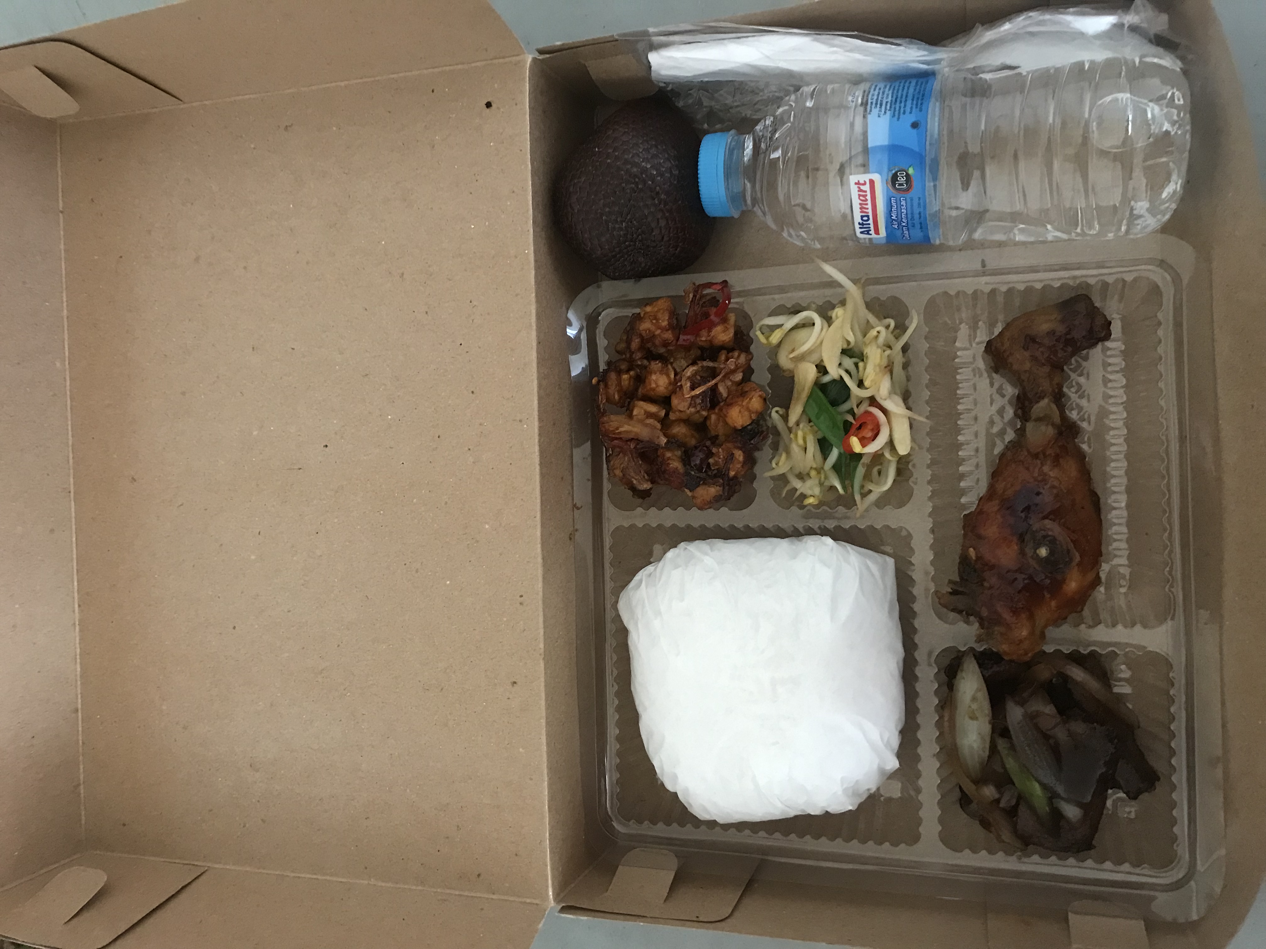 Paket A (nasi putih, ayam bakar, beef lada hitam, tempe orek, cah toge, kerupuk, buah dan air mineral