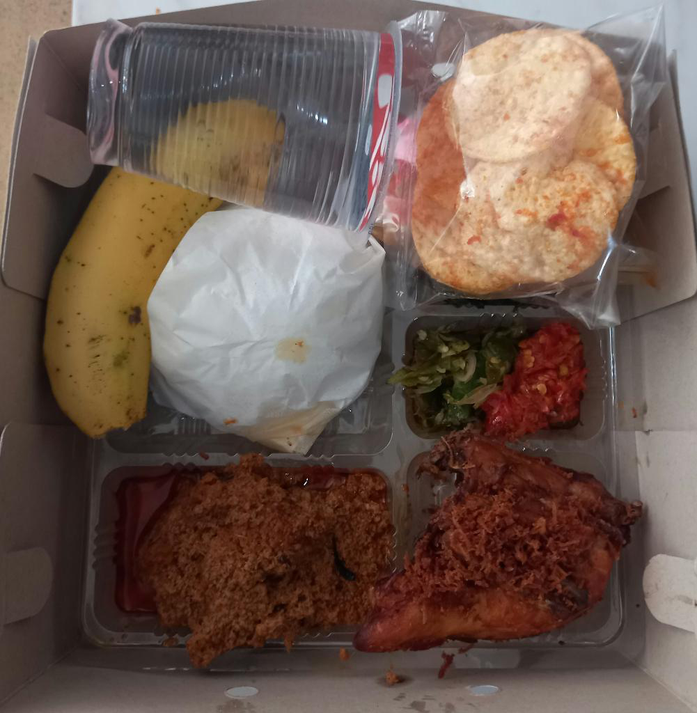 Nasi Box Rendang dan Ayam Goreng Serundeng Padang Panjang1