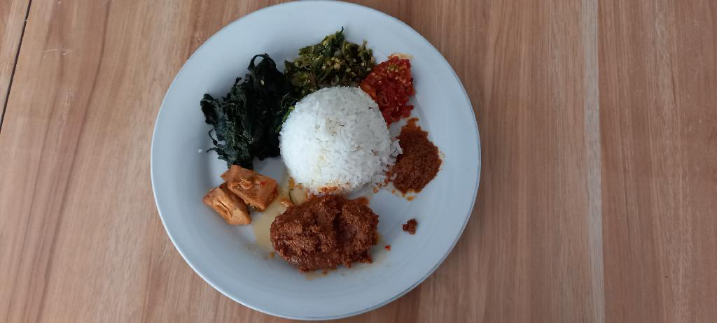 Nasi Bungkus Rendang dan Telor Bulat Padang Panjang1