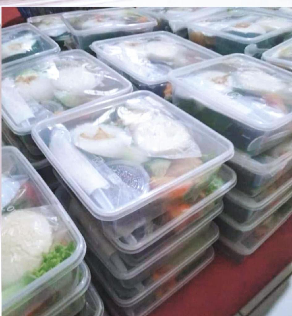 Paket lengkap
Nasi
ayam bakar bumbu padang/kecap
tempe goreng/bacem
Tahu goreng/bacem
sambel
lalapan
buah
air
2