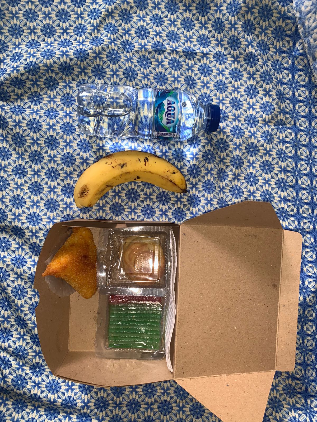 Snack box ( 2 kue manis, 1 asin, buah dan air mineral )