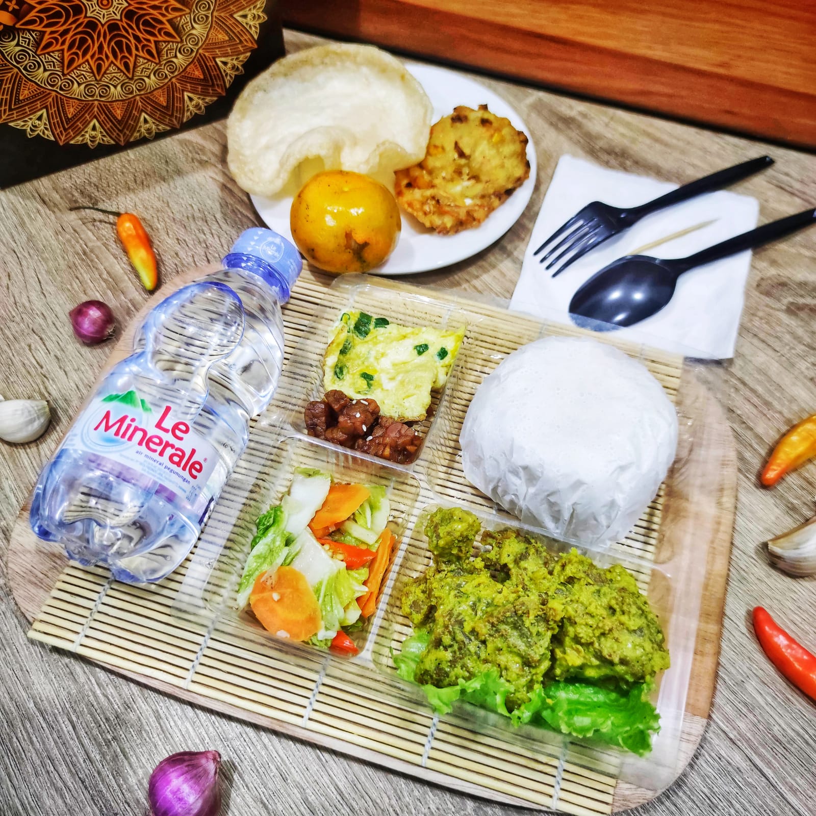 Nasi box daging bumbu kuning