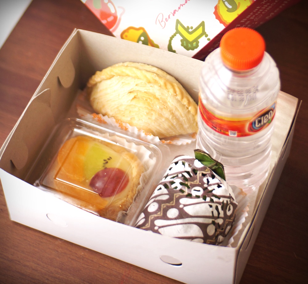 Snack Box isi Lemper Bakar - Pastel - Pie Buah - Air Mineral