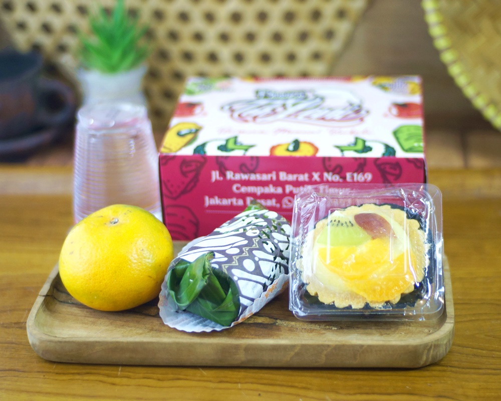 Snack Box isi Pie Buah - Lemper Bakar - Buah Jeruk - Air Mineral