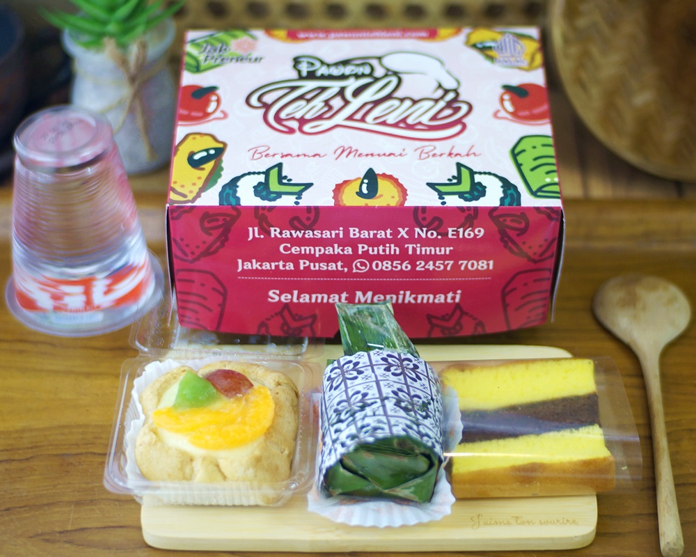 Snack Box isi : Lapis Surabaya, Lemper Bakar, Soes Buah - Air Mineral