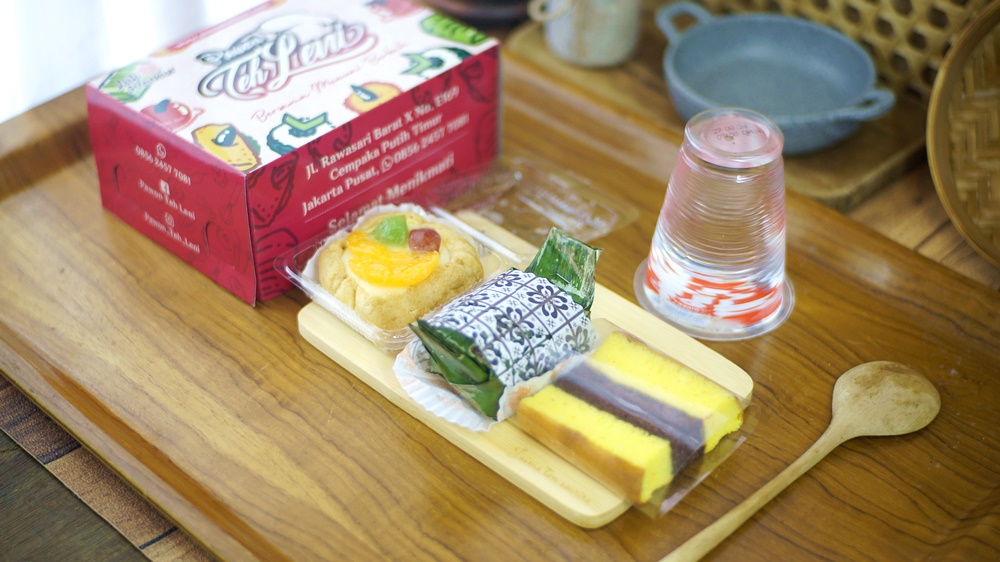 Snack Box isi : Lapis Surabaya, Lemper Bakar, Soes Buah - Air Mineral