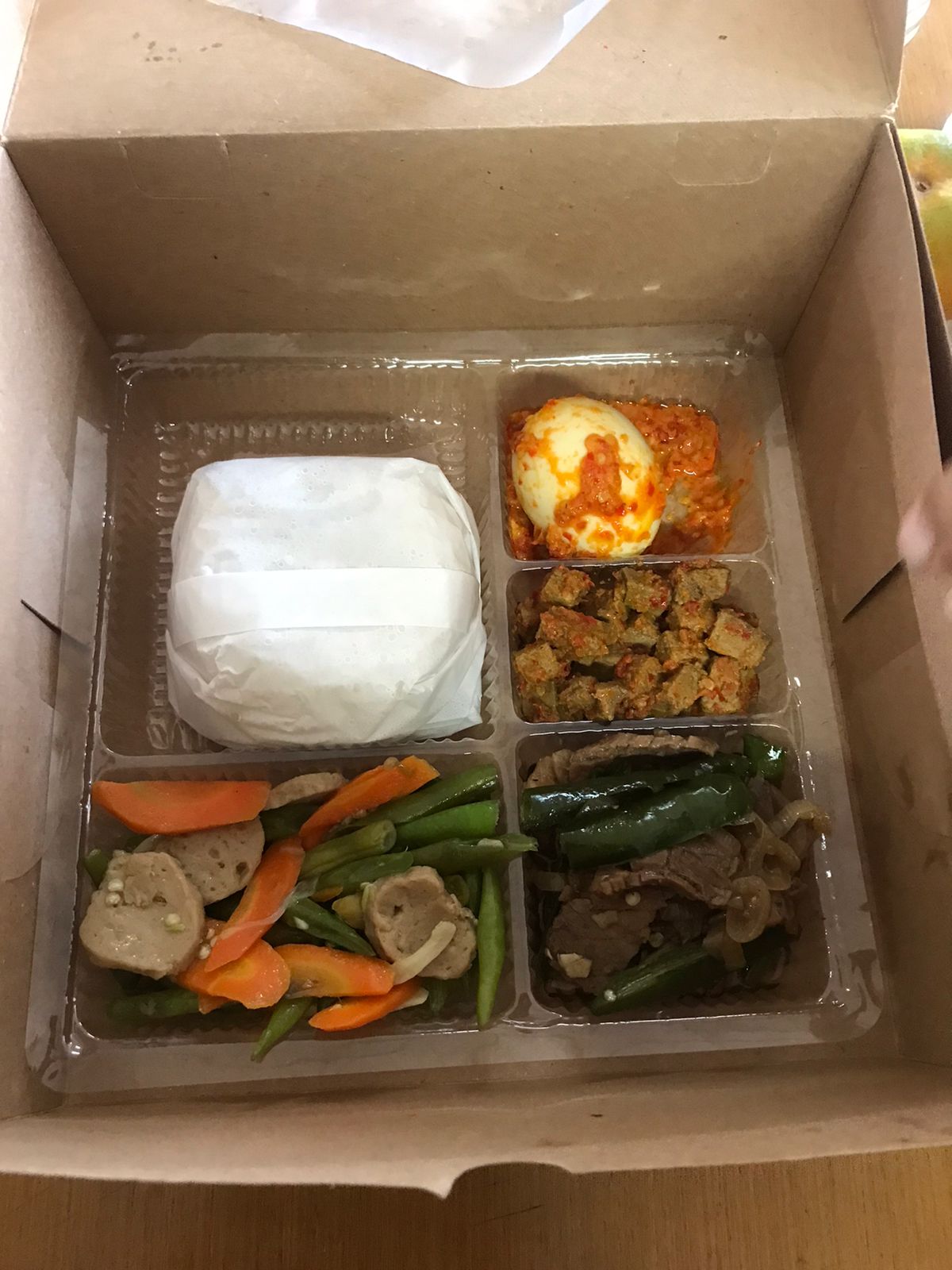 Paket Nasi Beff Teriyaki, Telur Balado, sambal ati, oseng Capcay, kerupuk, buah dan minum