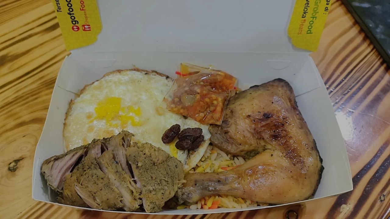 Nasi Kebuli Ayam Rempah/ Panggang/ Asap+ Daging kambing + telur Ceplok + Sambal + Timun