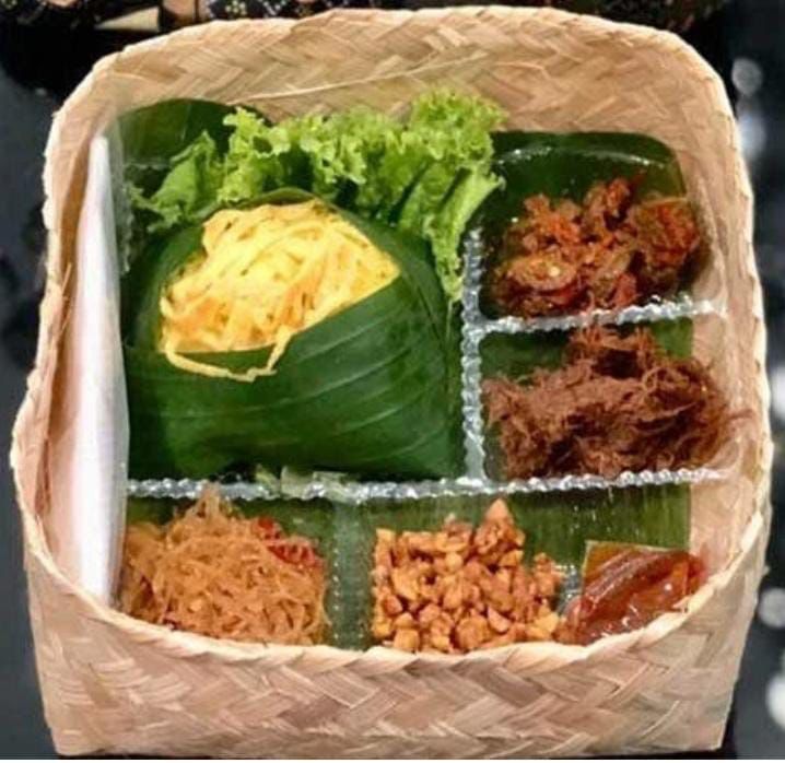 Paket nasi kuning